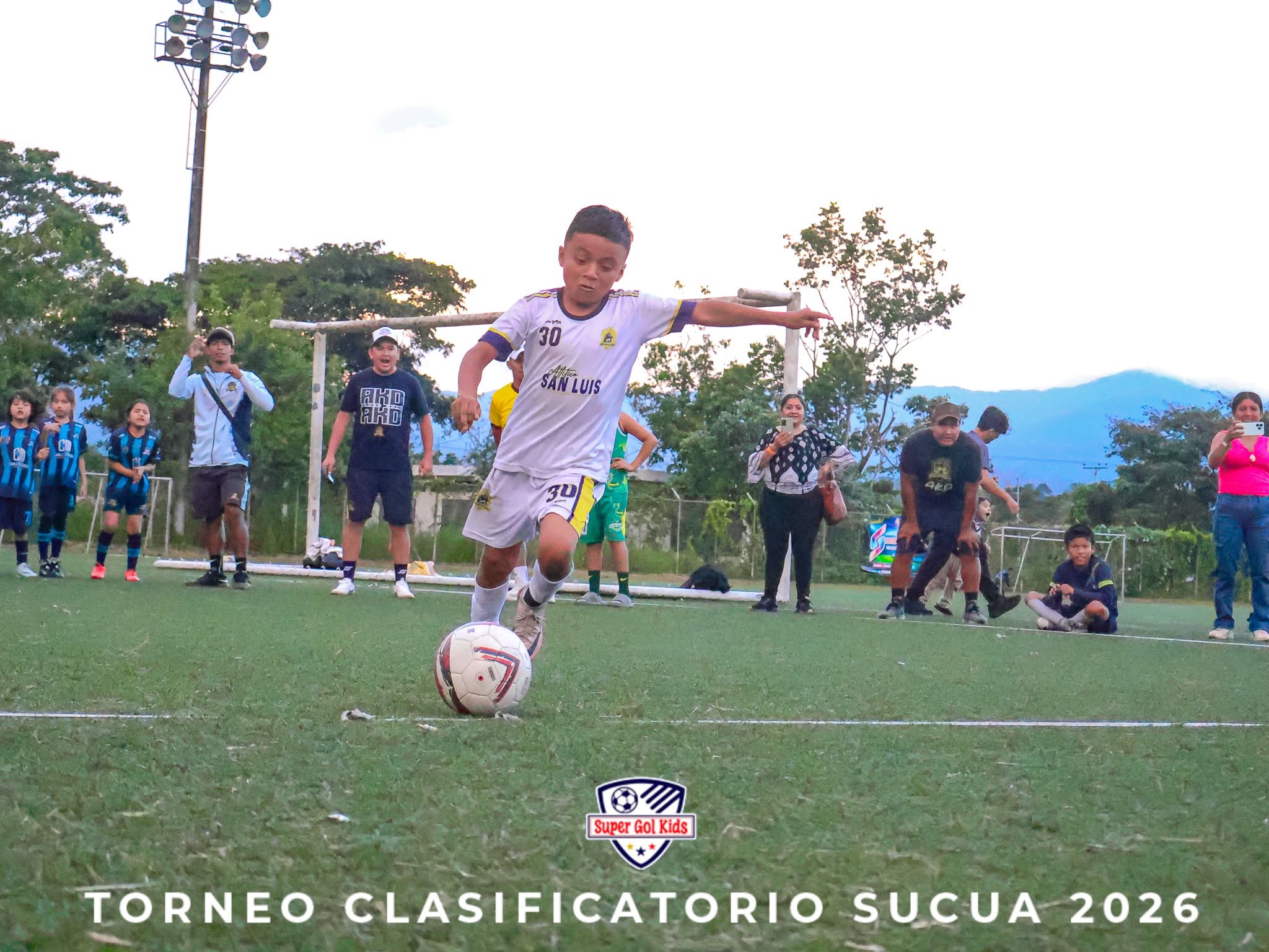 Jugador driblando entre rivales - Clasificatorio Sucua 2026