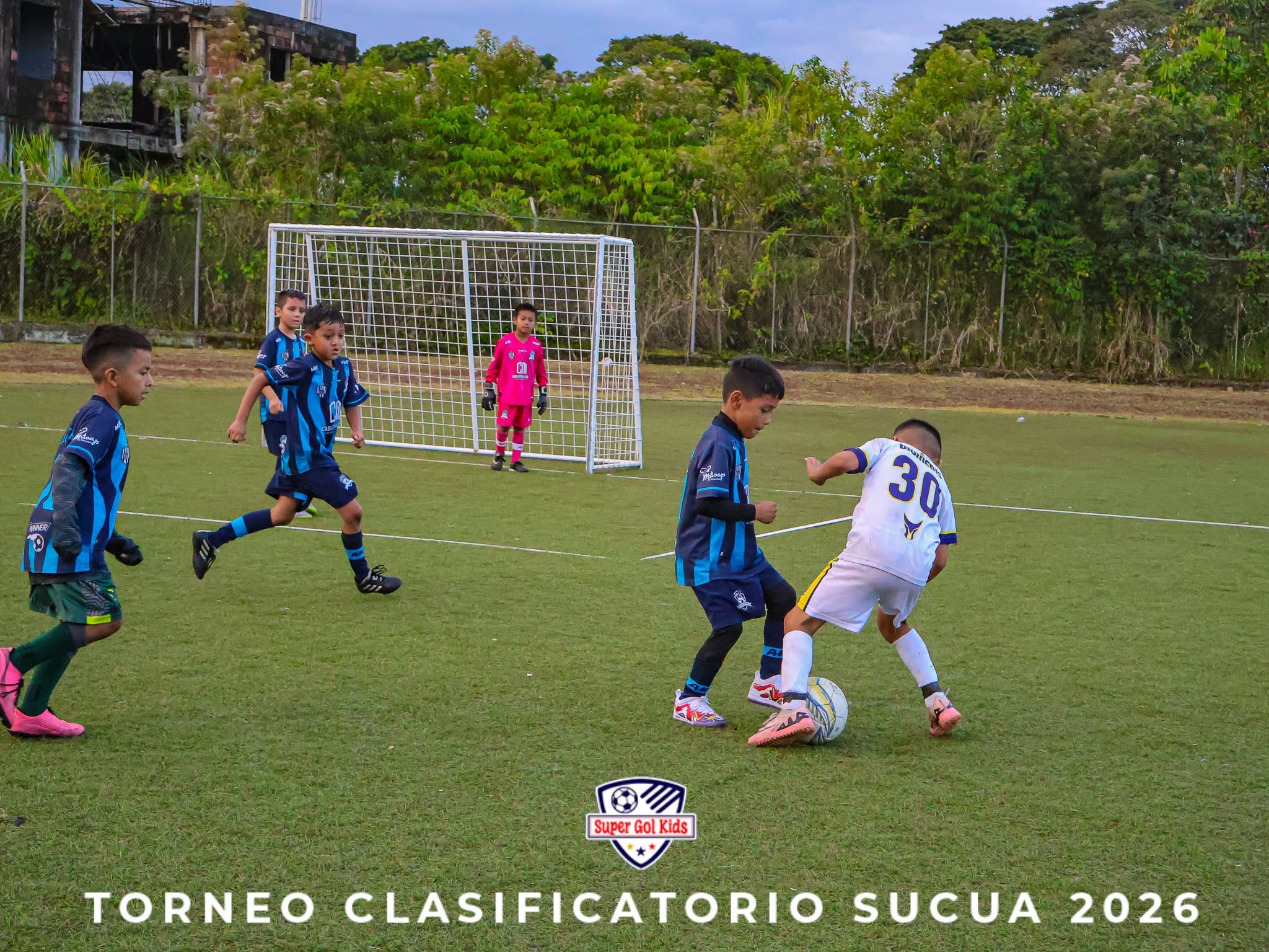 Disputa del balon cerca del arco - Clasificatorio Sucua 2026